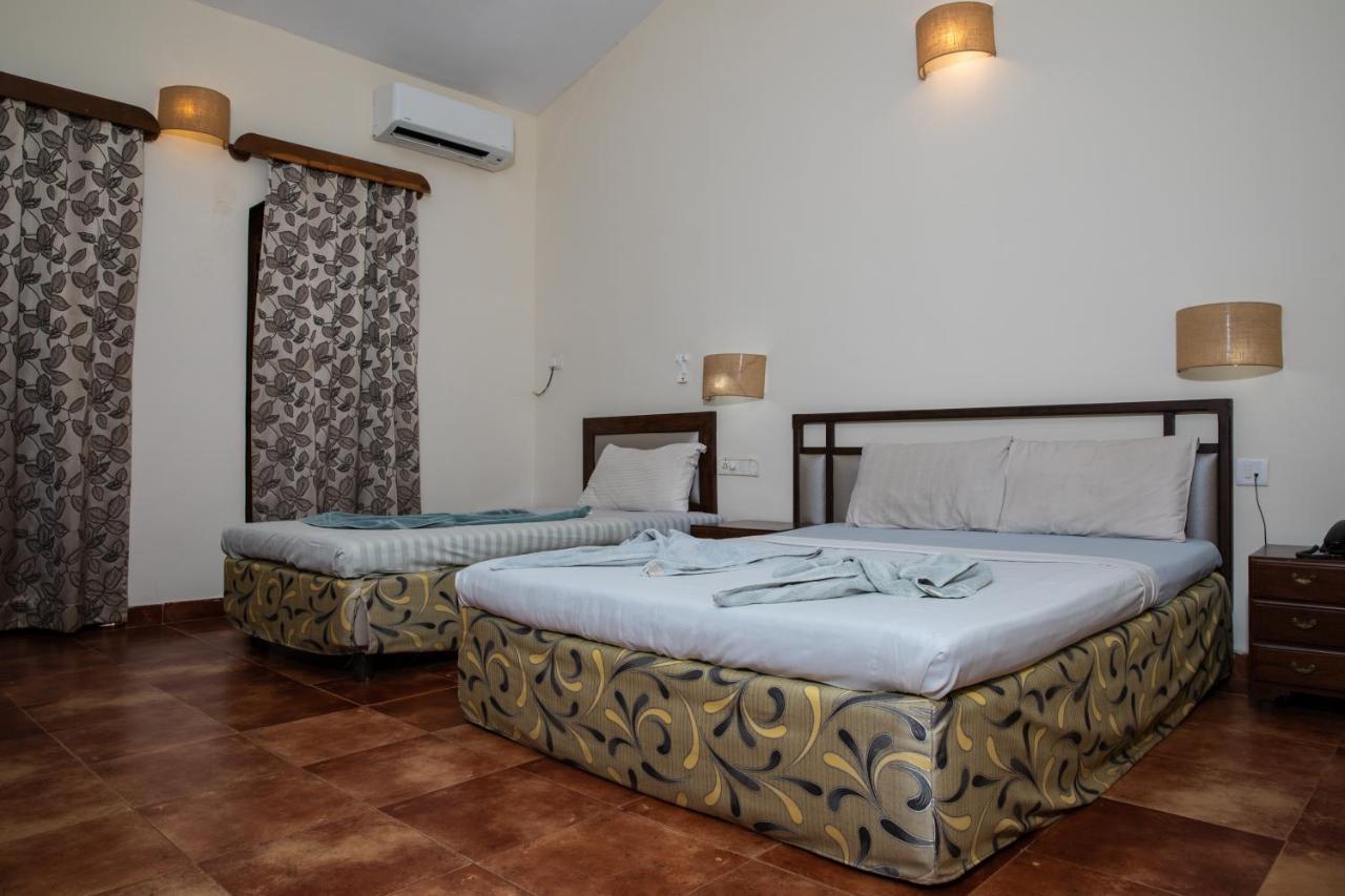 Sea Breeze Inn Resort Калангут Экстерьер фото